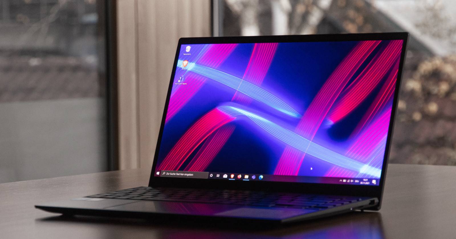 Ноутбук с Windows, показывающий экран рабочего стола после загрузки