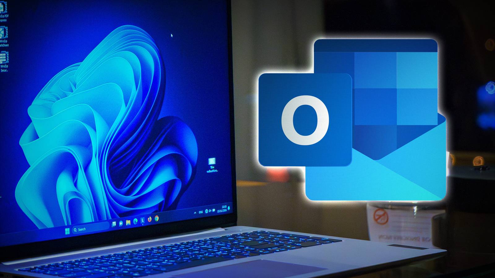 Ноутбук с рабочим столом Windows 11 и иконкой Outlook