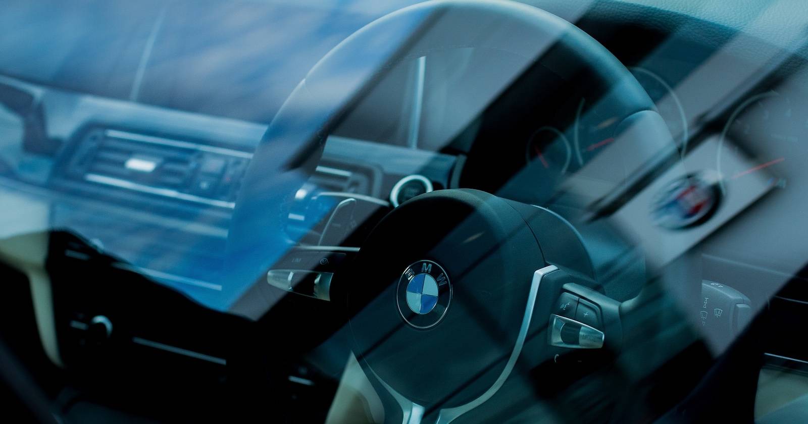 Отражение на автомобиле, пример нежелательного блика