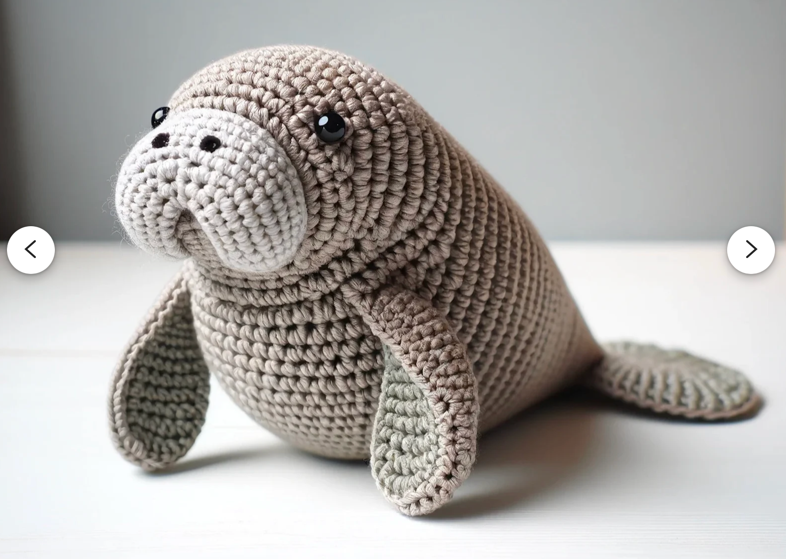 Скриншот игрушки-ламантин, крючком, изображение выглядит сгенерированным ИИ