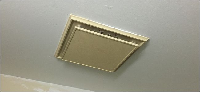 Гибкий изолированный воздуховод вентиляции ванной комнаты, прокладываемый через чердак