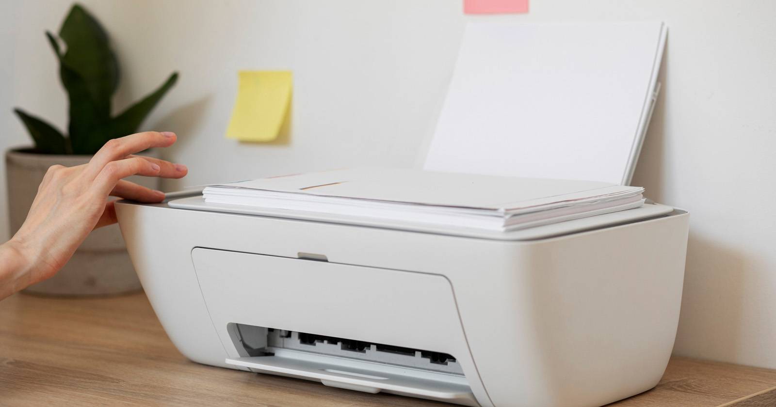Небольшой принтер на рабочем столе