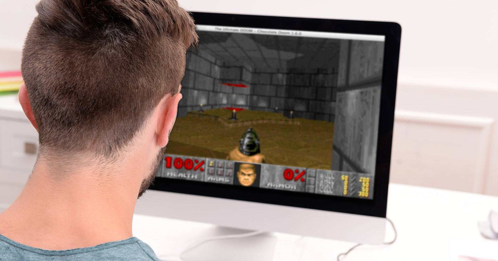 Современный компьютер с классическими шутерами на экране