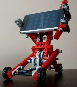 Модель подставки из LEGO для смартфона в разных положениях