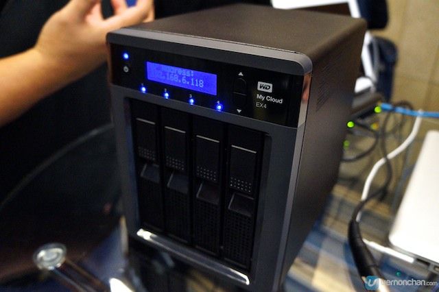 Фото: фронтальная панель сетевого корпуса с несколькими слотами для дисков