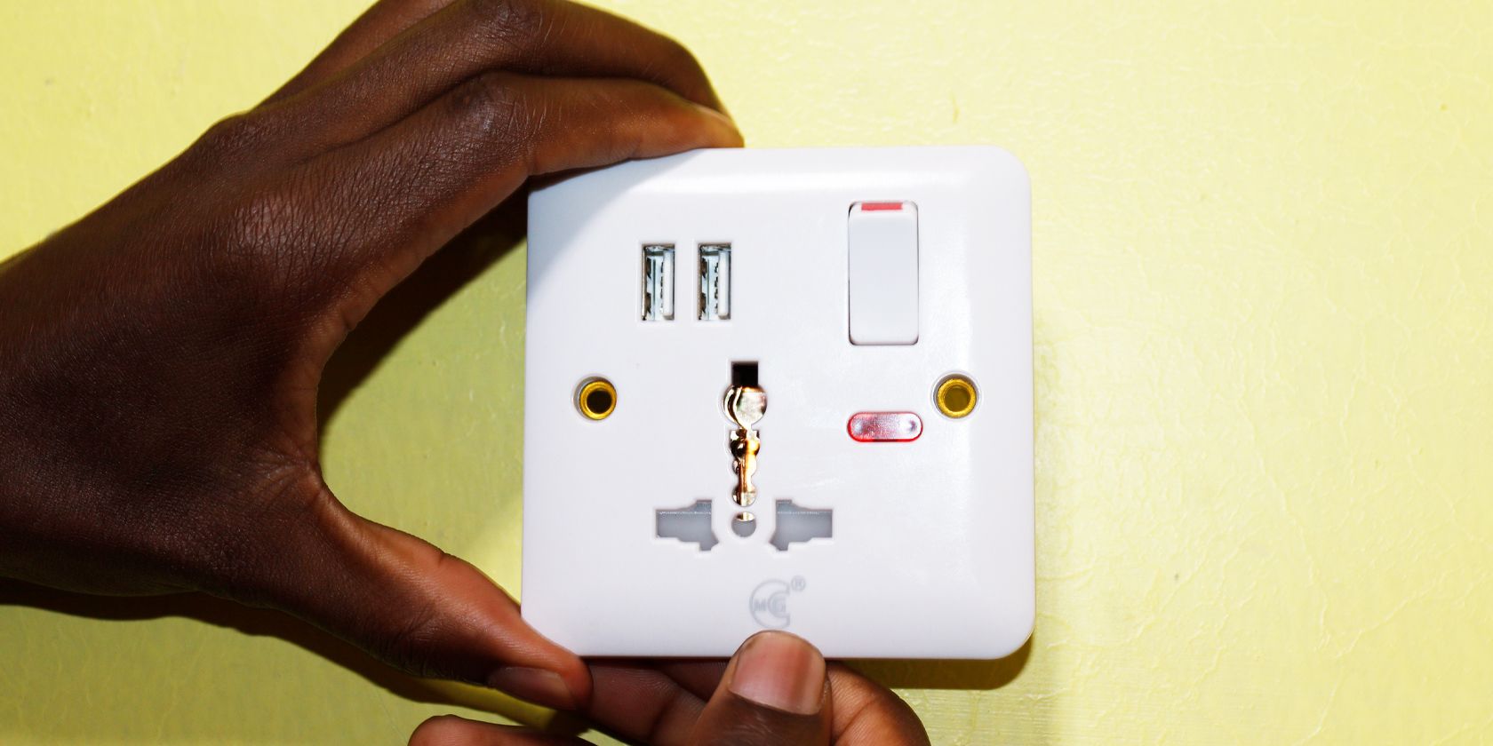 Установка USB-розетки в стене