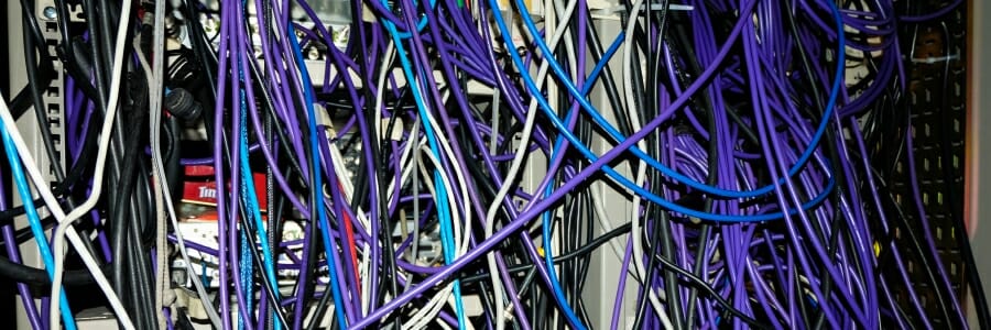 Grafik: Überlastung oder Netzengpass zwischen Endgerät und Spielserver