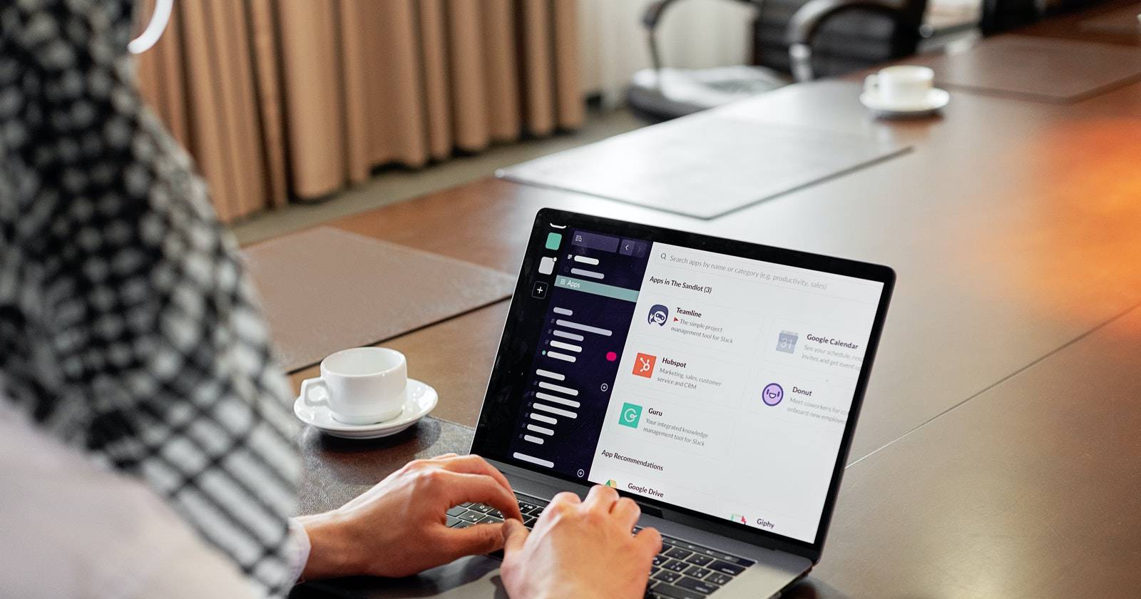 Человек работает за ноутбуком и использует Slack