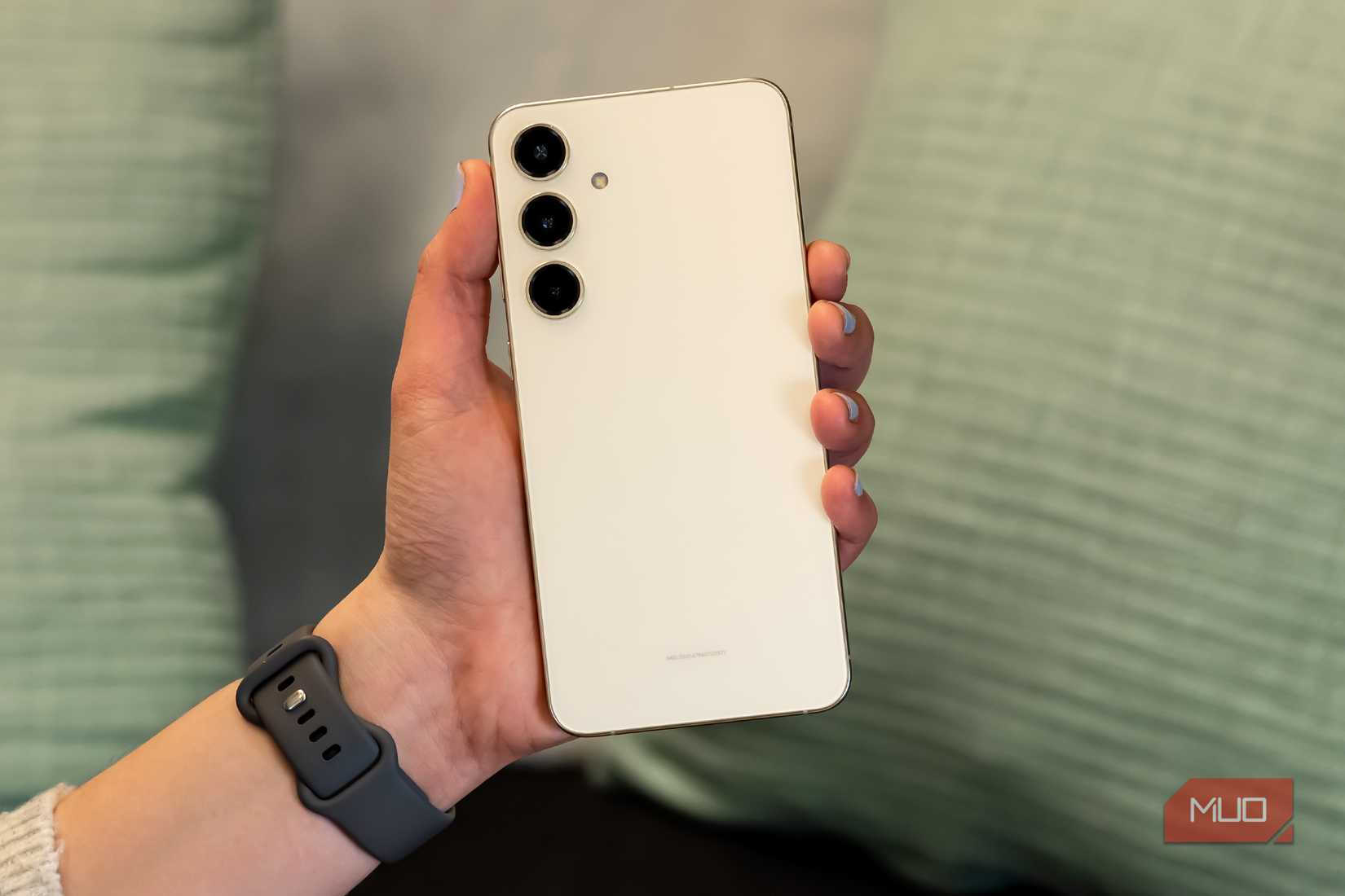 Человек держит Samsung Galaxy S24 Plus