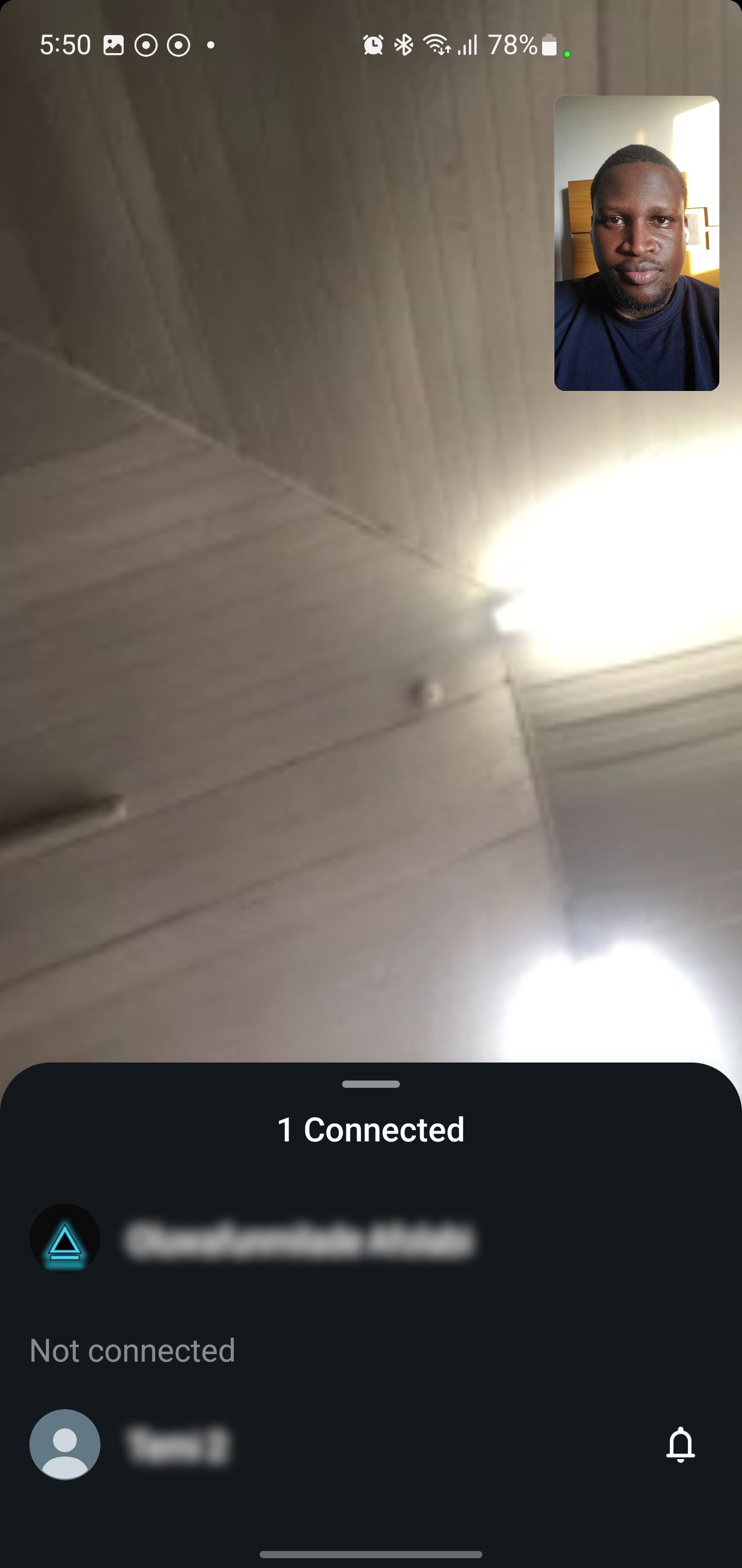 Инициирован групповой видеозвонок в WhatsApp — экран ожидания подключения участников.