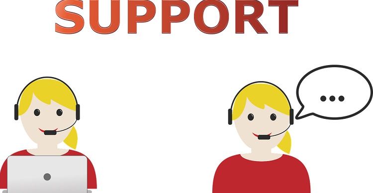 Слово «поддержка» над головами двух женщин, оказывающих помощь онлайн и по телефону