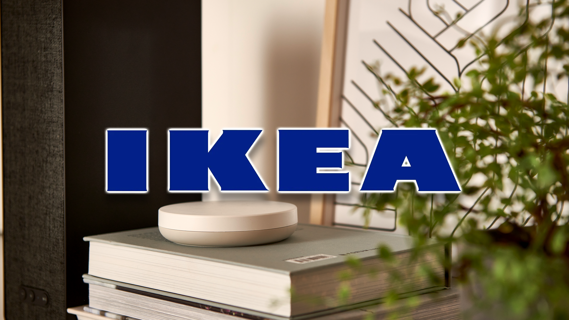 Логотип IKEA на фоне хаба умного дома DIRIGERA