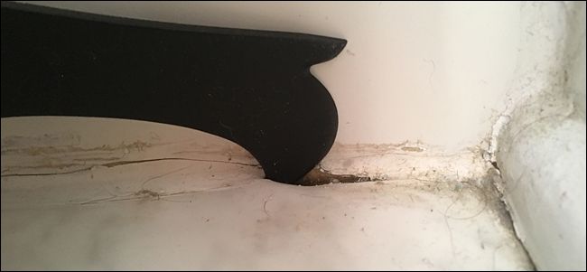 Скребок удаляет прилипшие участки герметика