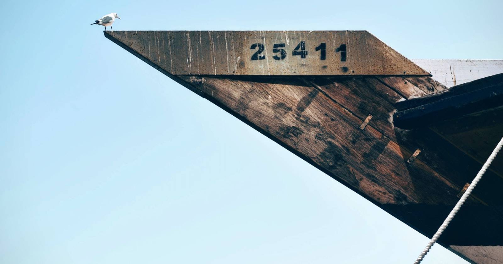 Рандомные цифры на коричневой деревянной рамке