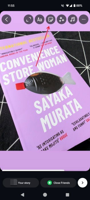 Нажатие на иконку стикеров в Instagram Story