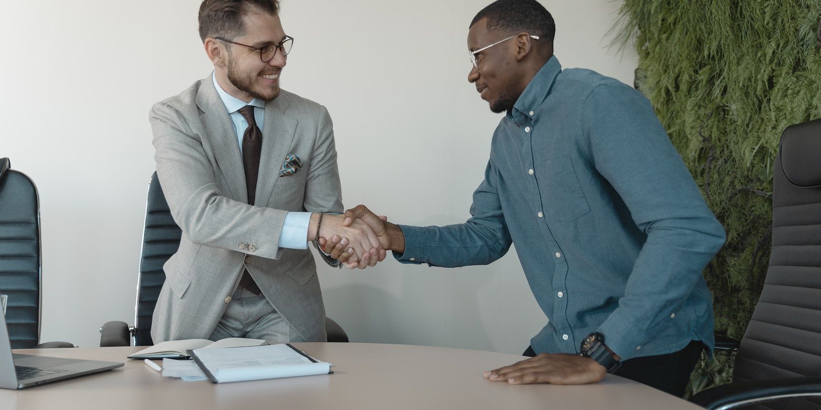 Два мужчины пожимают друг другу руки