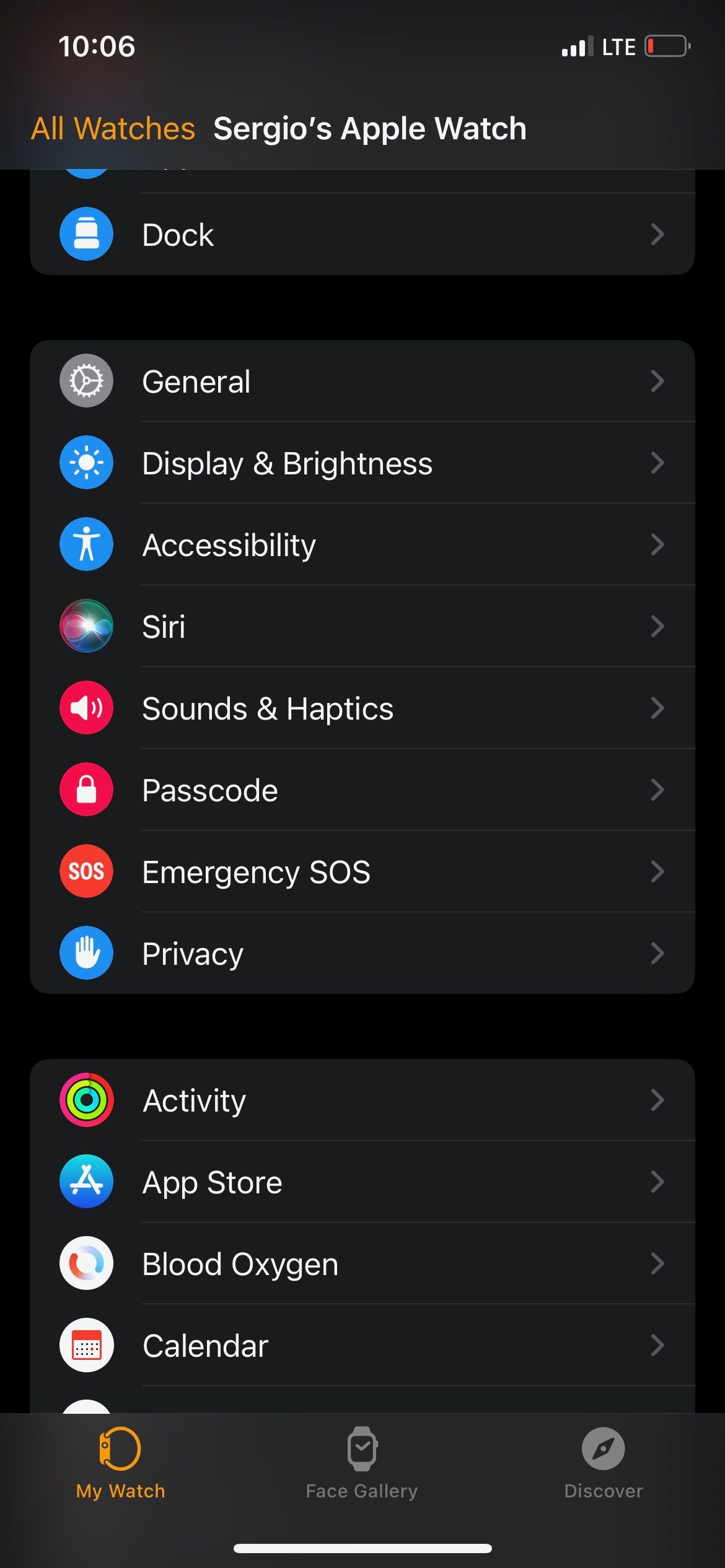 Скриншот: настройки приложения Watch на iPhone с меню Экран и яркость