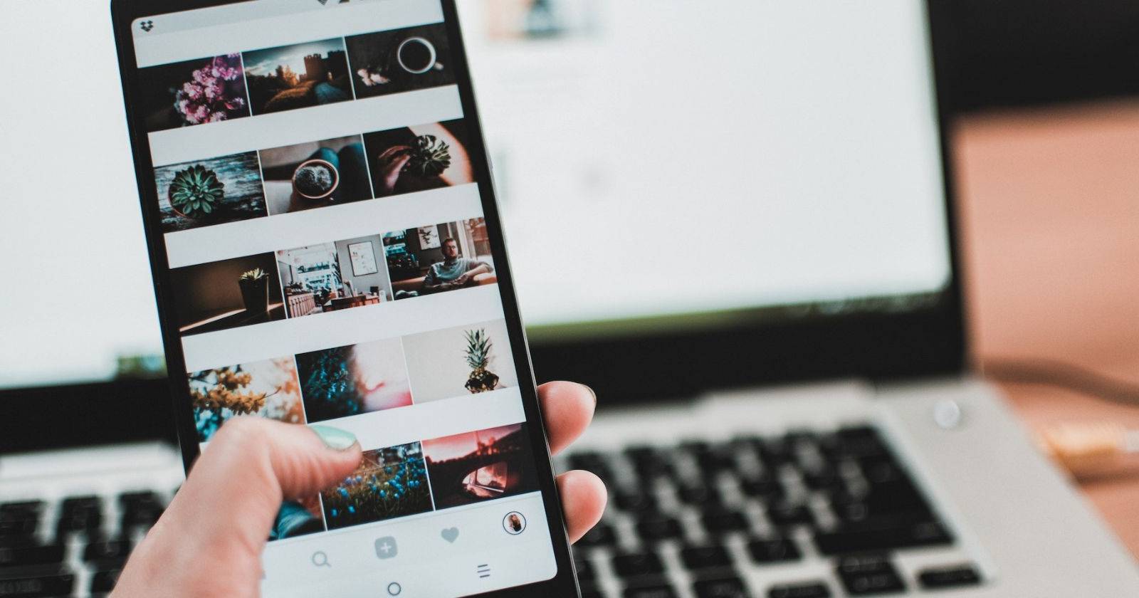 Человек использует Instagram на смартфоне