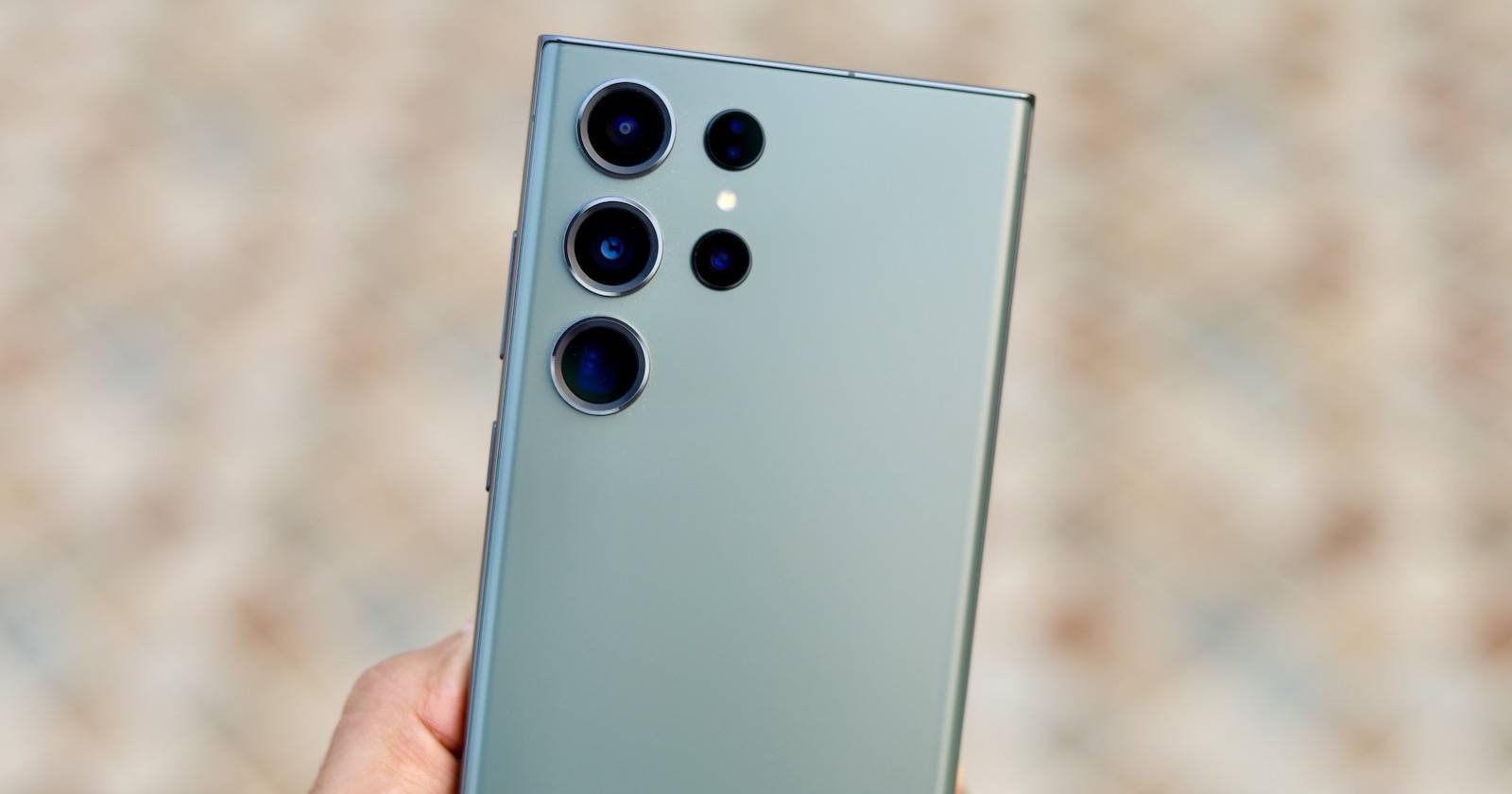 Samsung Galaxy S23 Ultra зелёный — общий план