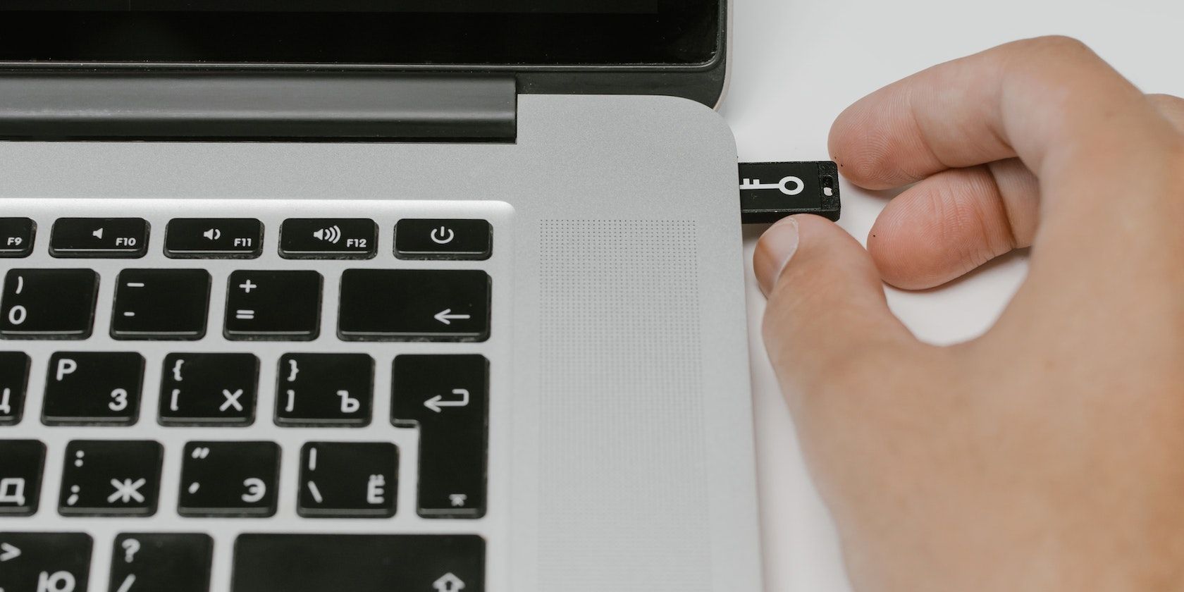 Пломба из блестящего лака для устройств