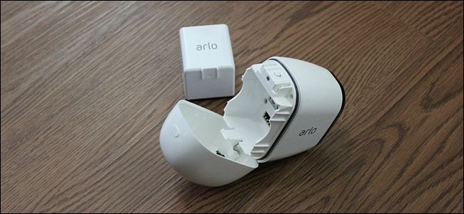 Вставка аккумулятора в камеру Arlo