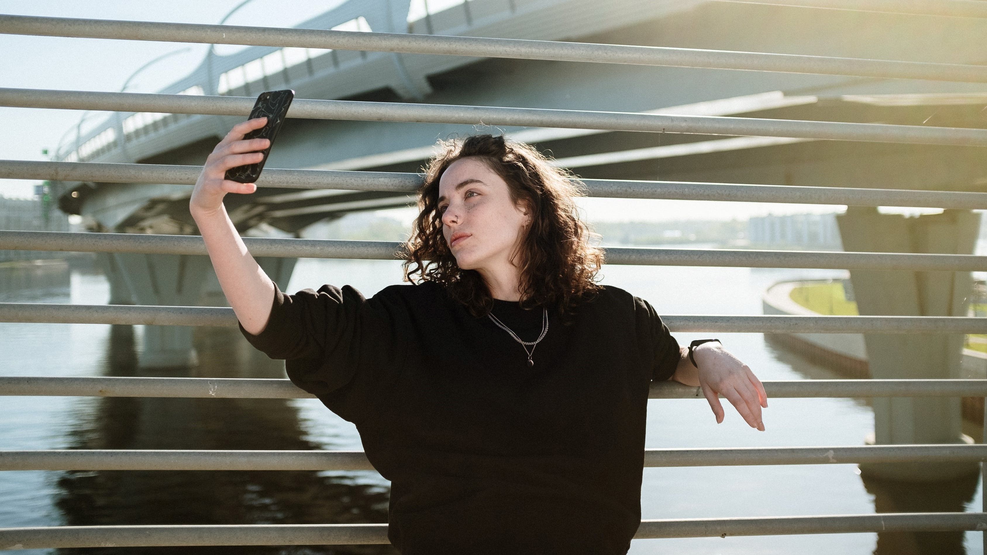 Женщина делает селфи на улице