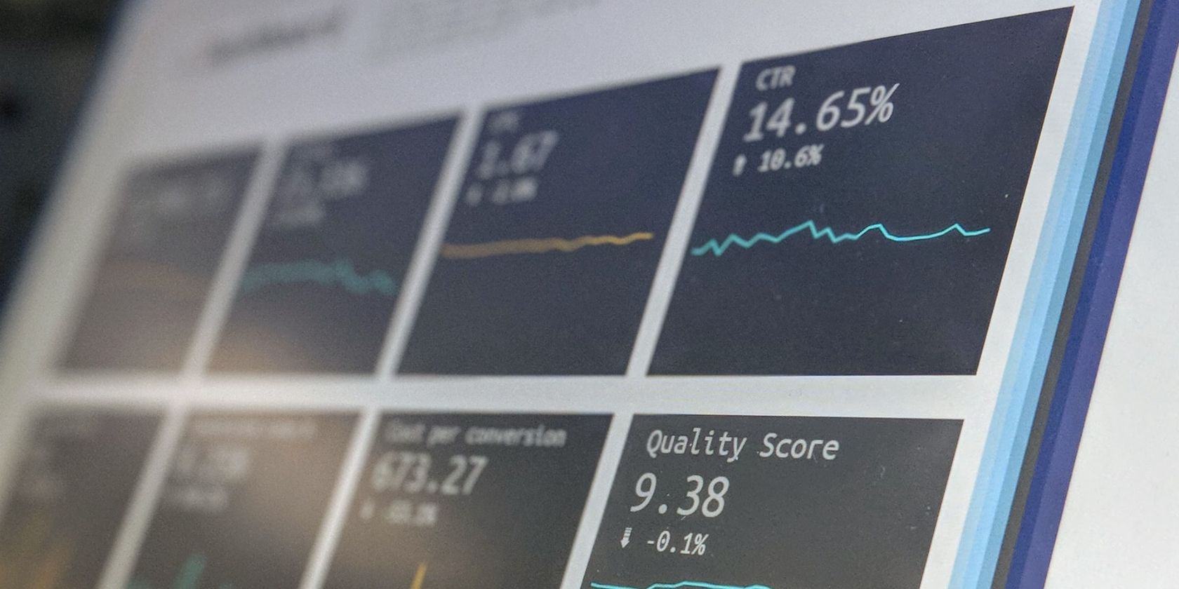 ПК с открытой панелью графиков в приложении next.js