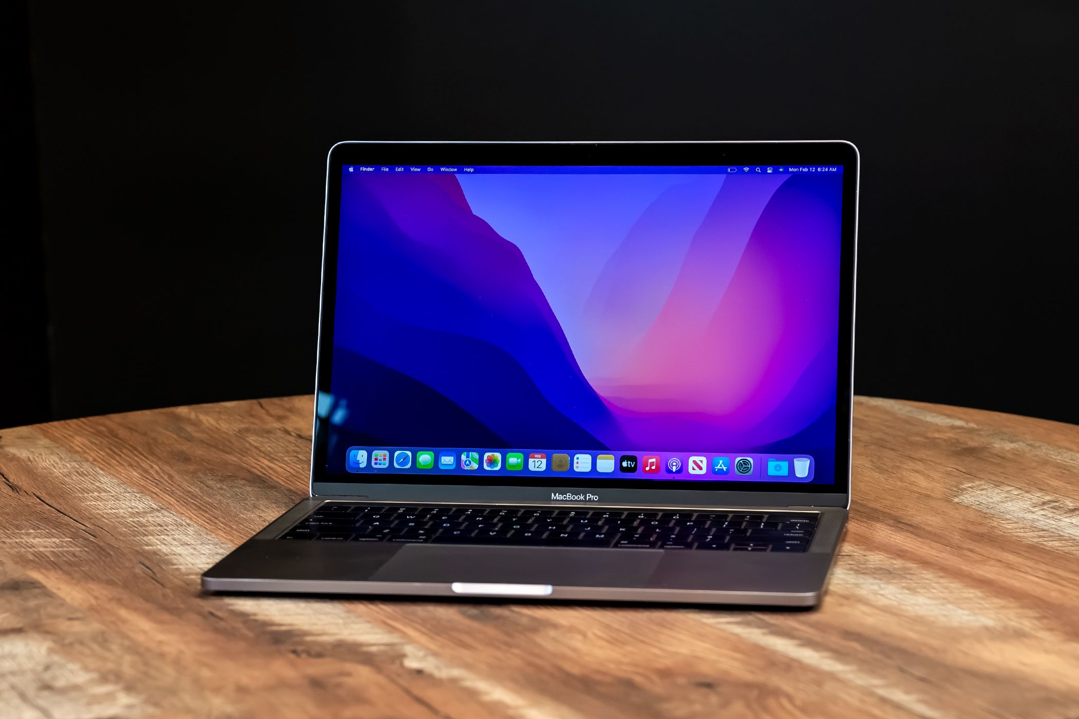 MacBook Pro на деревянном столе