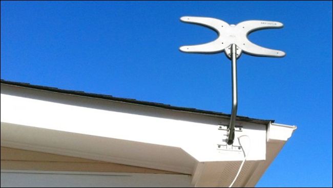 Цифровая антенна на фоне дома