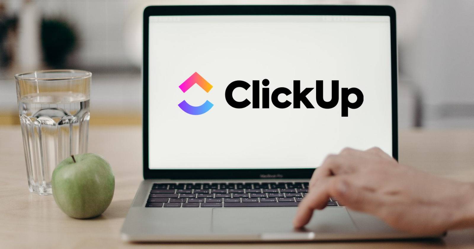 Изображение логотипа ClickUp на MacBook