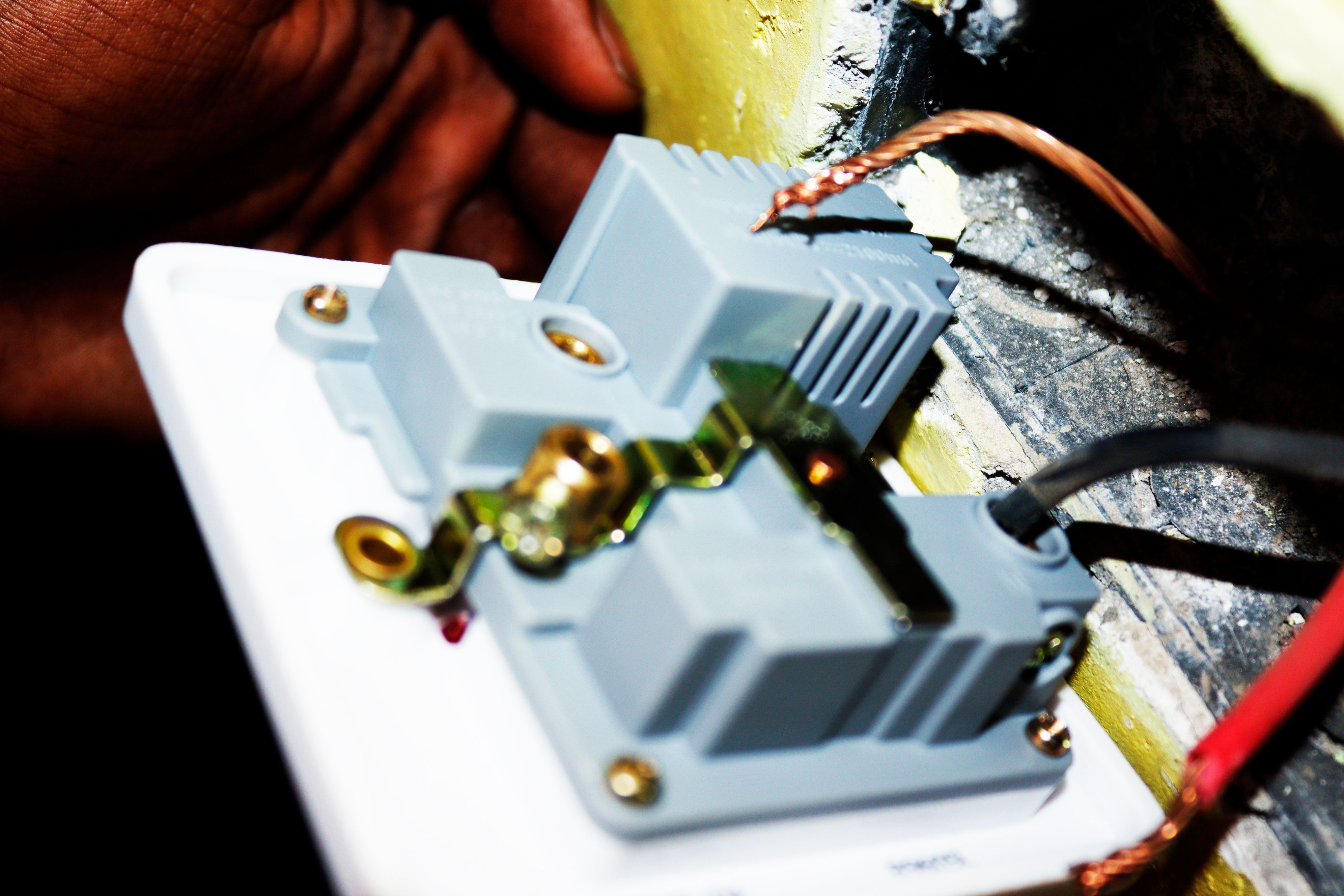 Вставка проводов питания в USB-розетку