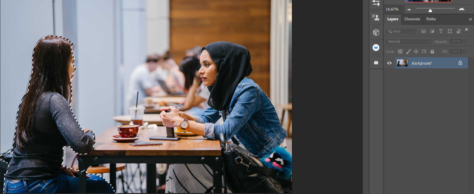 Исключение правой женщины из выделения