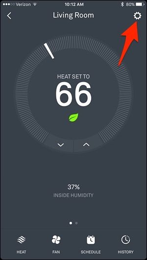 Экран устройства с иконкой настроек в приложении Nest