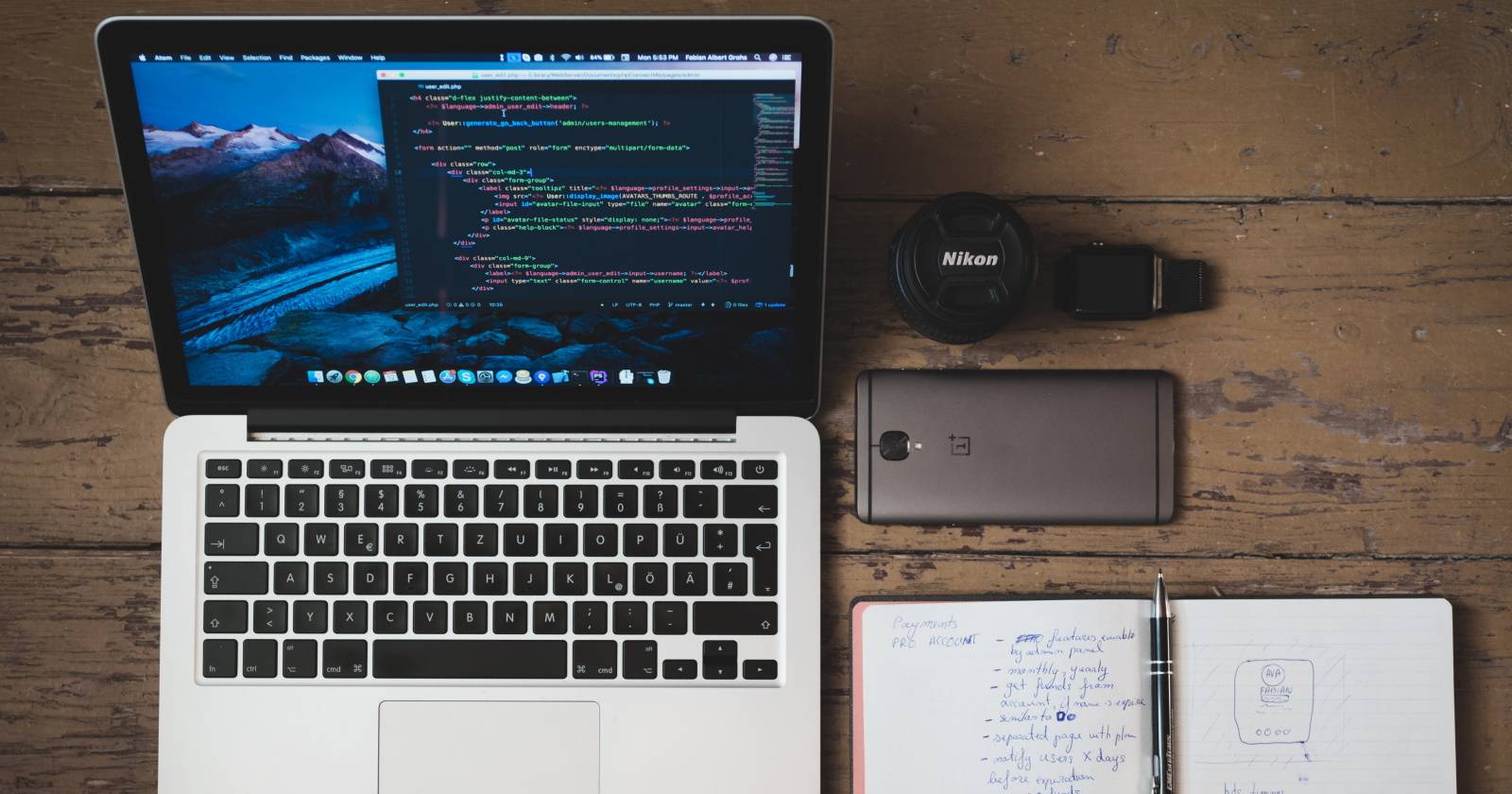 Ноутбук на столе с подключёнными гаджетами