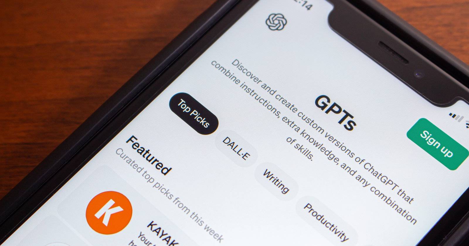 Интерфейс ChatGPT, открытый на смартфоне