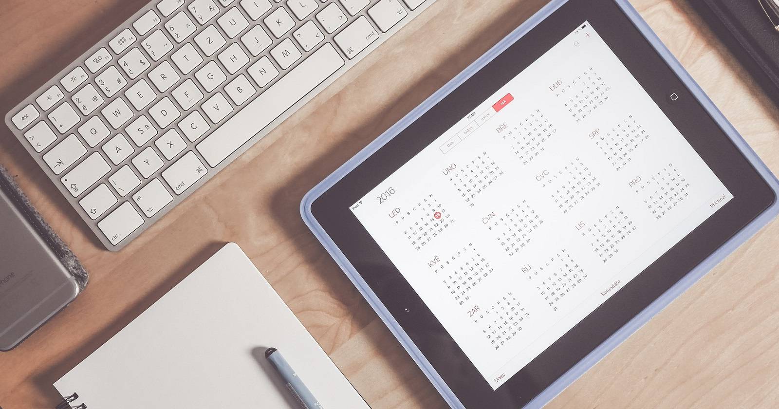 Цифровой календарь на планшете на компьютерном столе