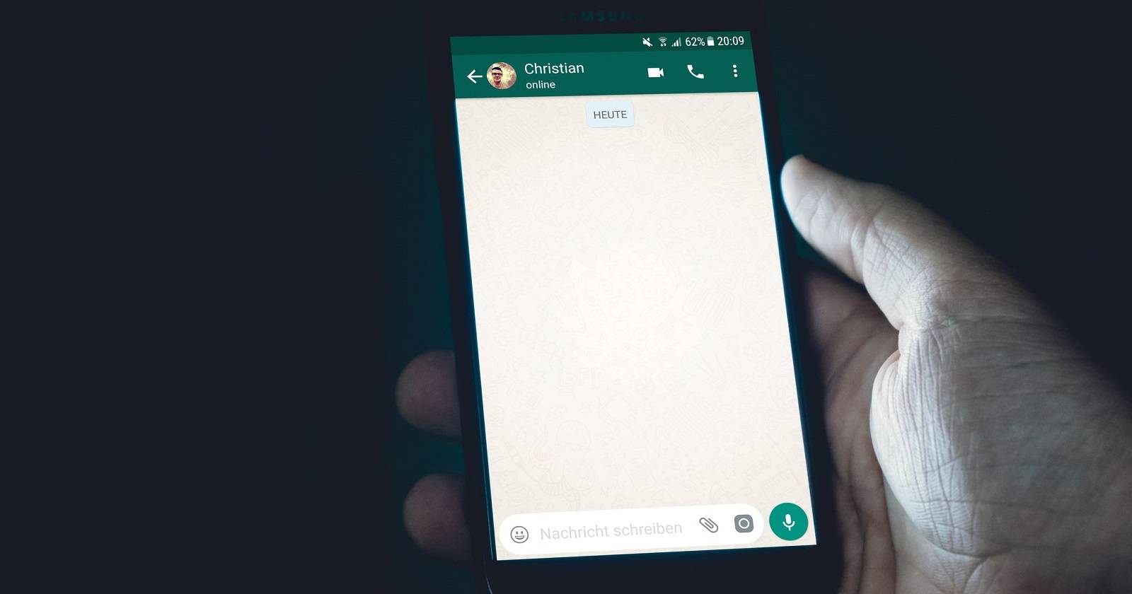 Открыто приложение WhatsApp на смартфоне