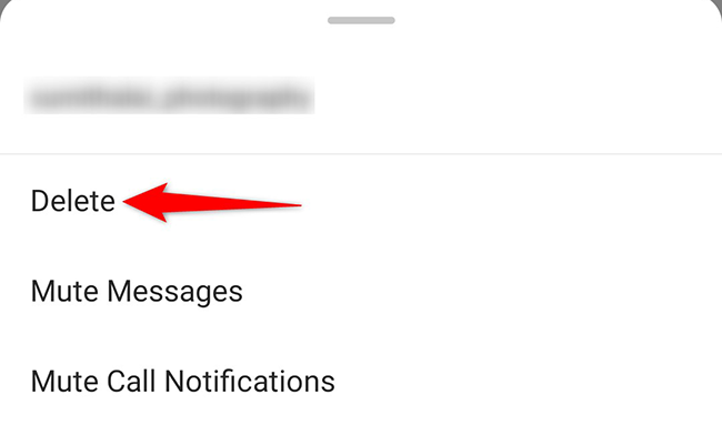Кнопка удаления разговора в мобильном приложении Instagram.