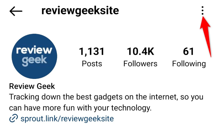 Нажмите три точки в правом верхнем углу профиля.