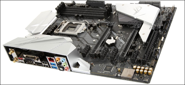 Фотография материнской платы с сокетом и радиаторами на VRM