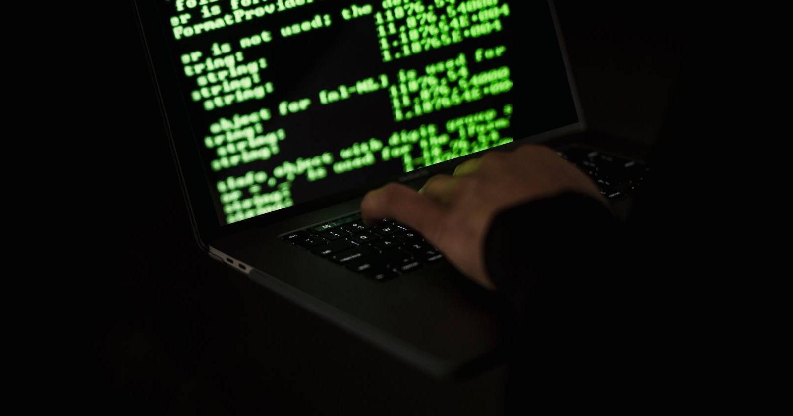 man-typing-on-laptop