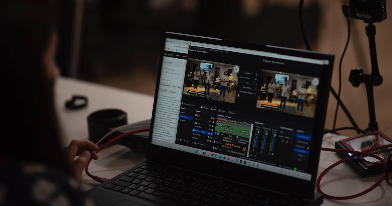 Стример за ноутбуком, использующий OBS для трансляции