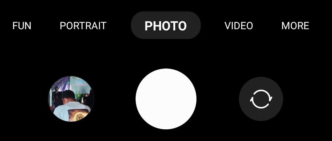 Кнопка спуска камеры в приложении Samsung