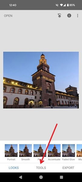 Нажатие Инструменты в Snapseed