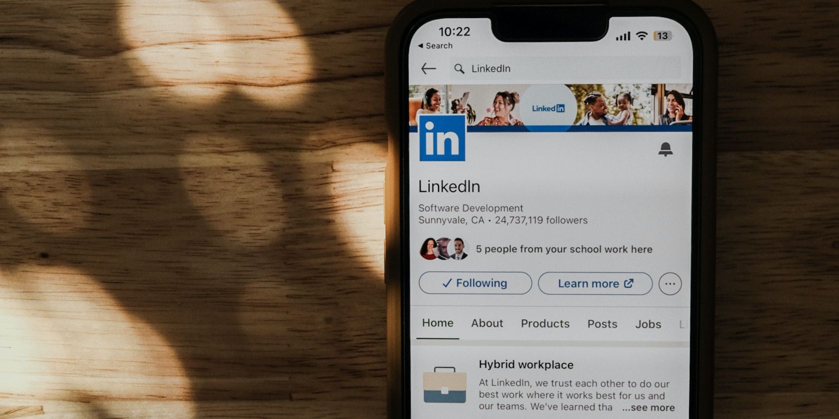 Профиль LinkedIn в приложении на смартфоне