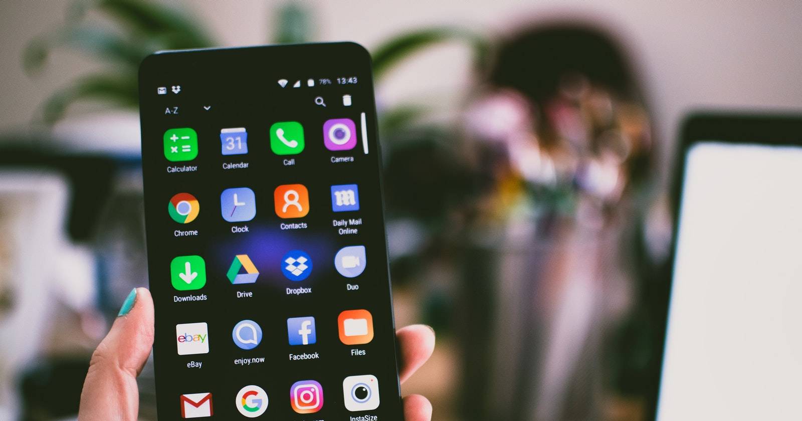 Android смартфон на столе — вид сверху