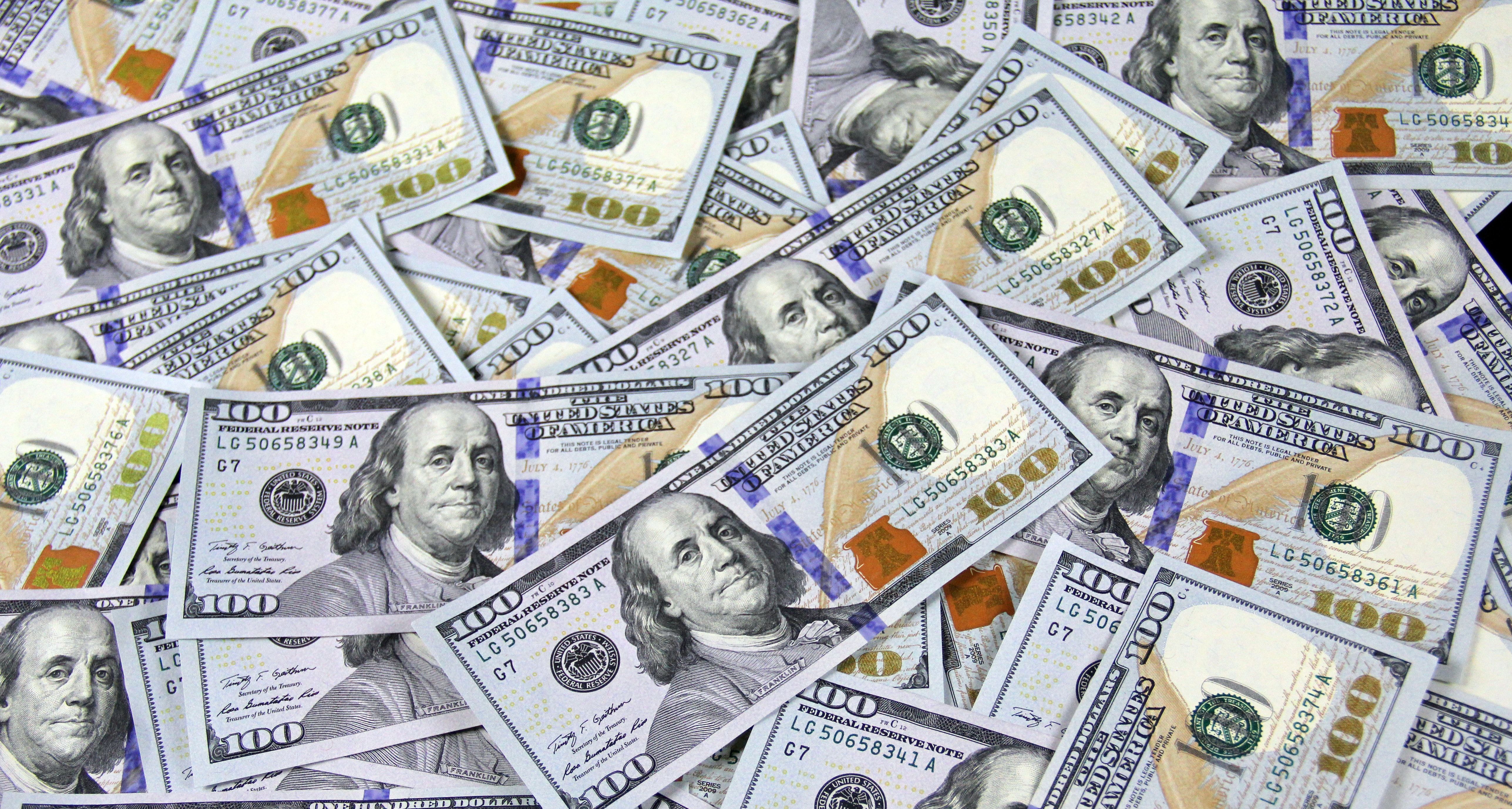 Стопка банкнот и монет