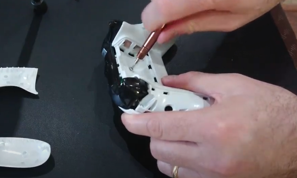 Расположение винтов Torx на задней части контроллера