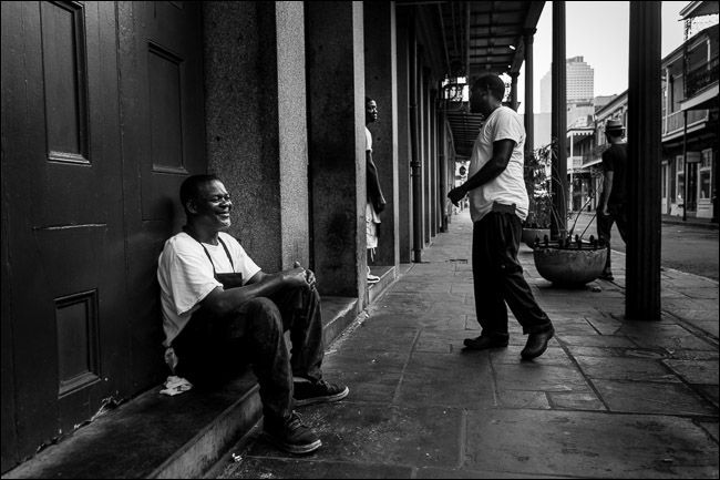 Человек сидит на перерыве, нейтральная экспозиция