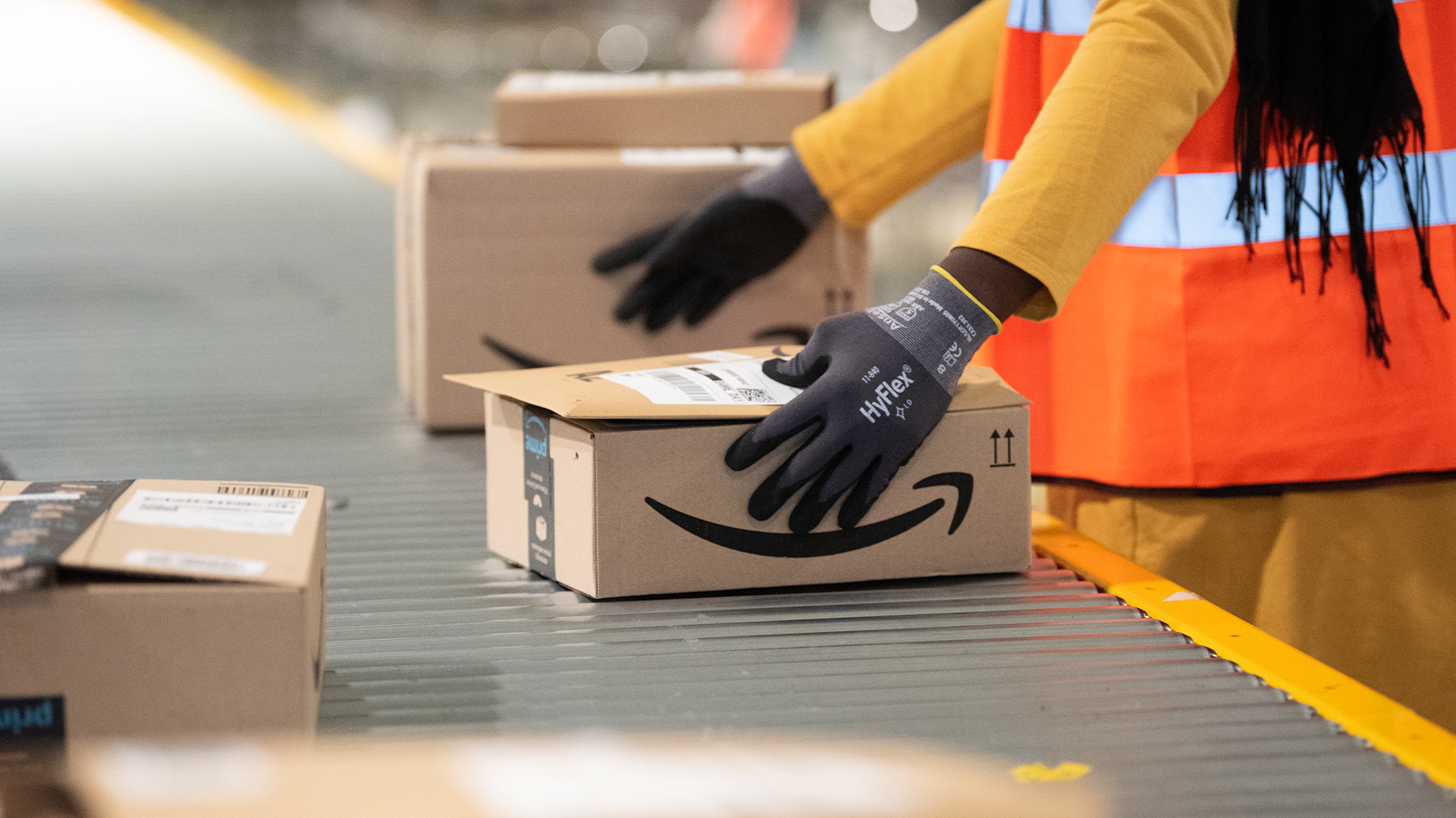 Работник на территории склада Amazon.